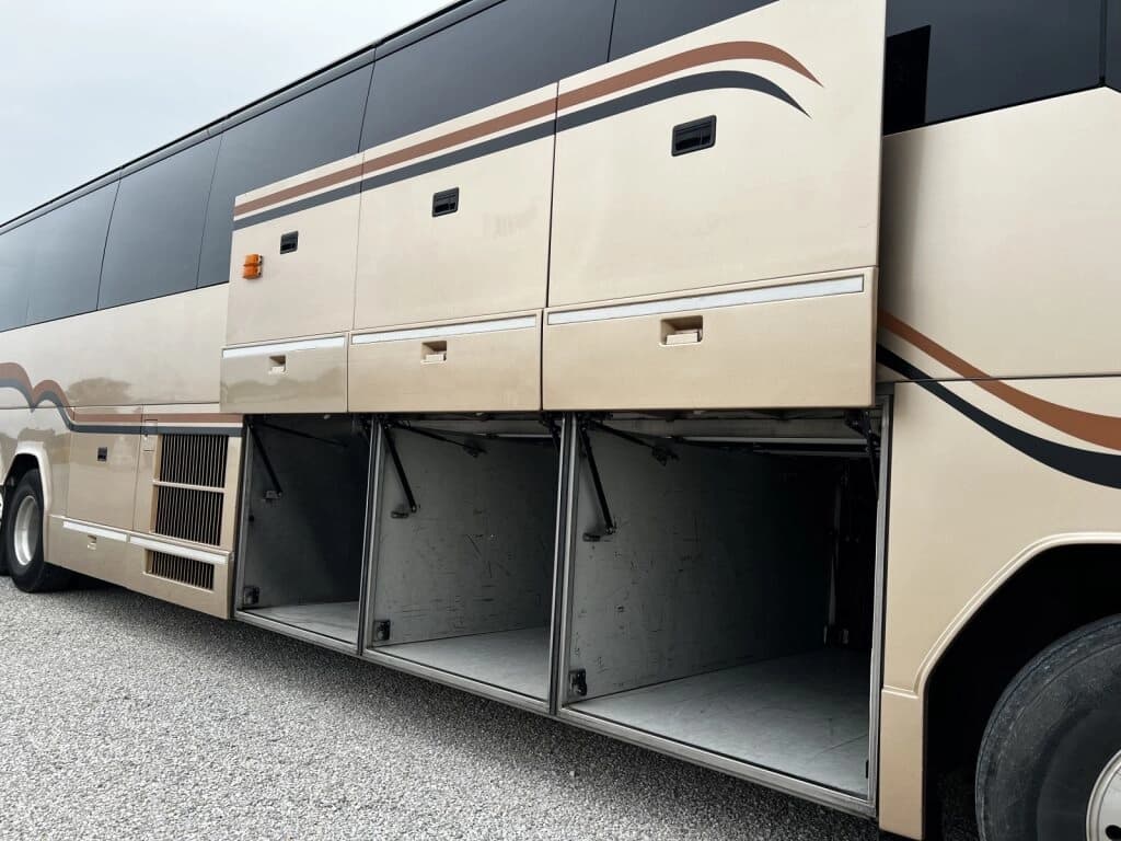 1999 Prevost H3-45 Coach Bus - Image 5