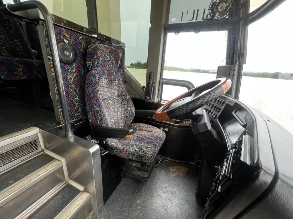 1999 Prevost H3-45 Coach Bus - Image 6