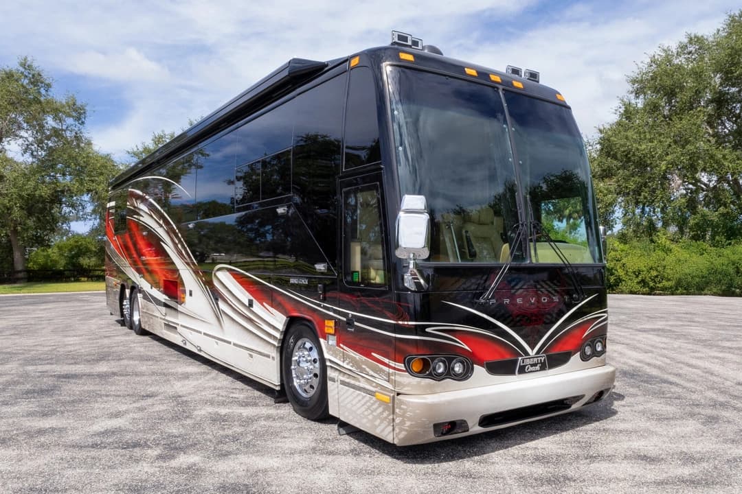 2005 Prevost Liberty H3-45 Motorhome - Image 1