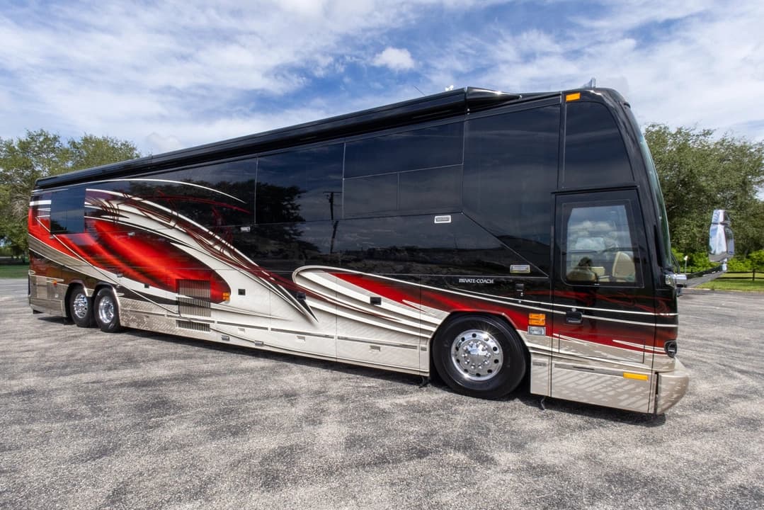 2005 Prevost Liberty H3-45 Motorhome - Image 2