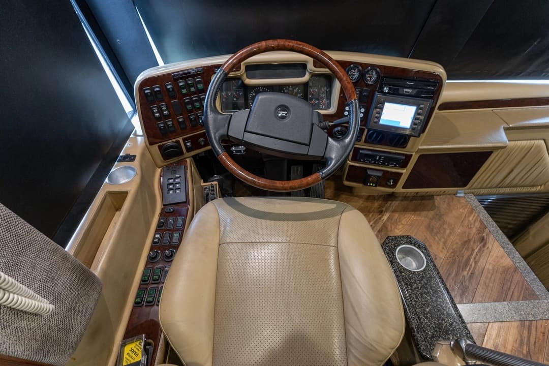 2005 Prevost Liberty H3-45 Motorhome - Image 13