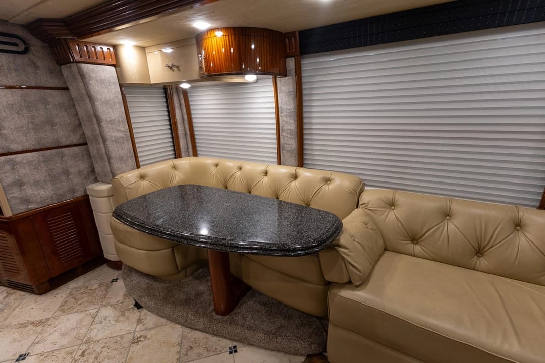 2005 Prevost Liberty H3-45 Motorhome - Image 16