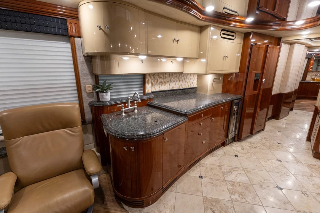 2005 Prevost Liberty H3-45 Motorhome - Image 18