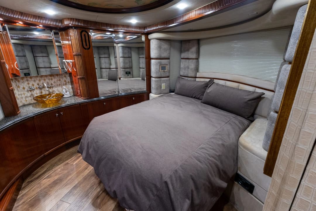 2005 Prevost Liberty H3-45 Motorhome - Image 25