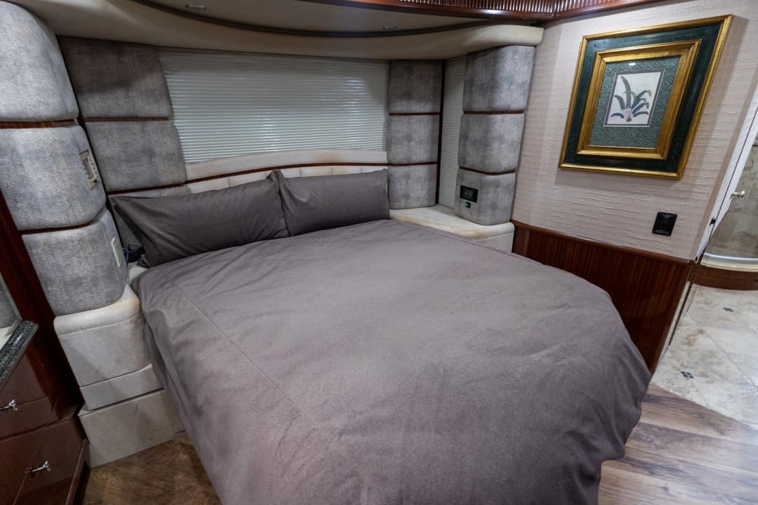 2005 Prevost Liberty H3-45 Motorhome - Image 27