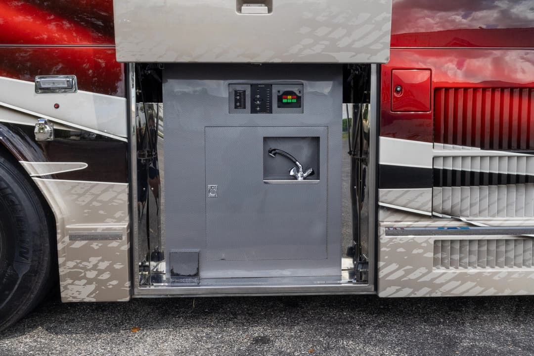 2005 Prevost Liberty H3-45 Motorhome - Image 33