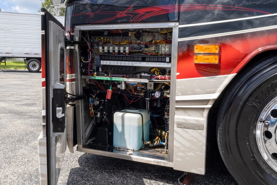2005 Prevost Liberty H3-45 Motorhome - Image 37