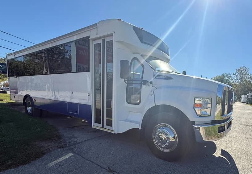 2017 Ford F-650 ADA 32P Diesel - Image 15