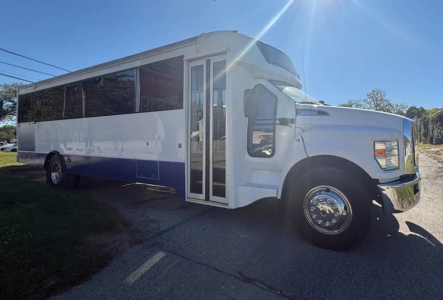 2017 Ford F-650 ADA 32P Diesel - Image 18