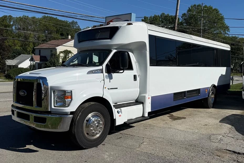 2017 Ford F-650 ADA 32P Diesel - Image 14