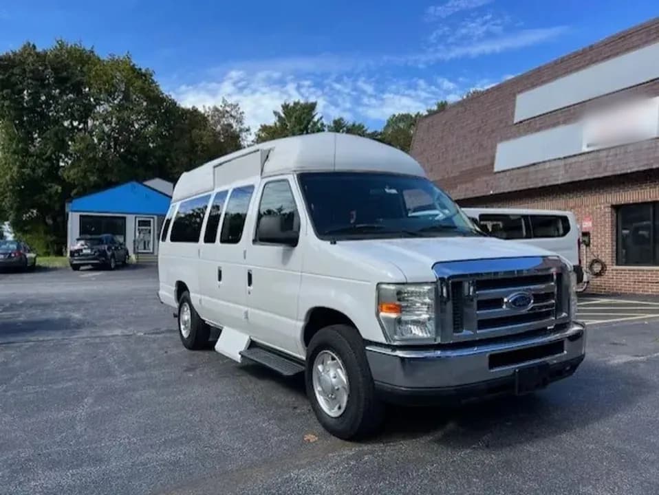 2009 Ford E350 Super Duty Passenger Van - Image 1