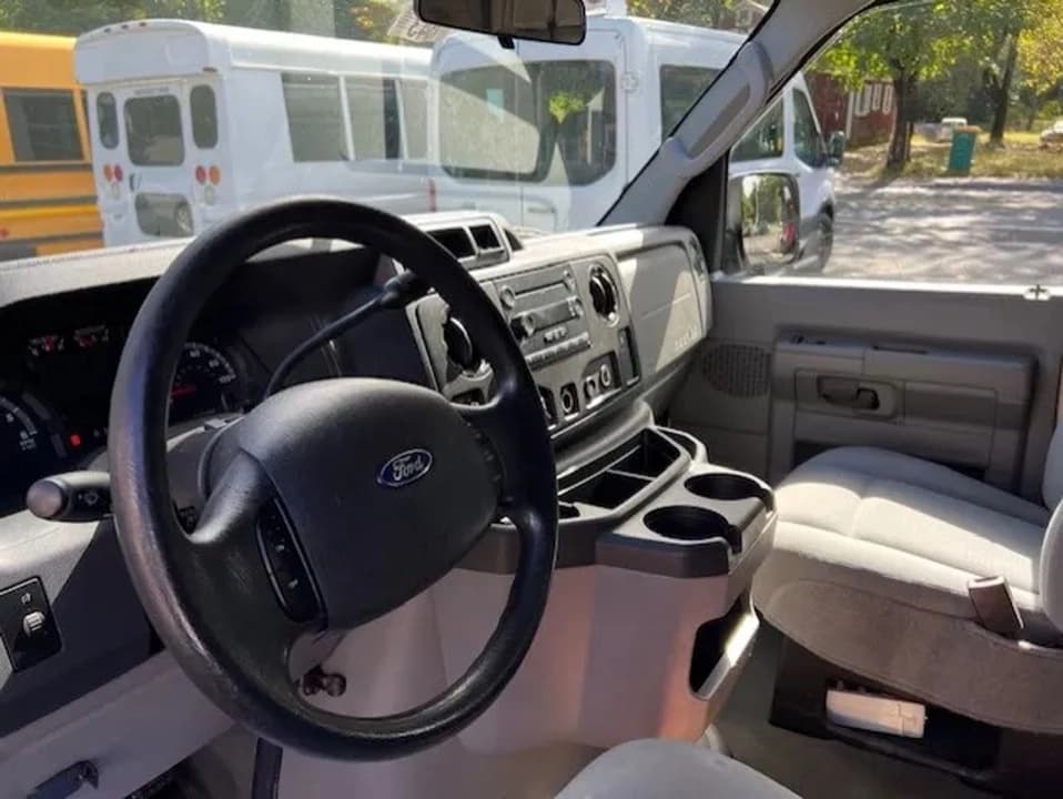 2009 Ford E350 Super Duty Passenger Van - Image 10