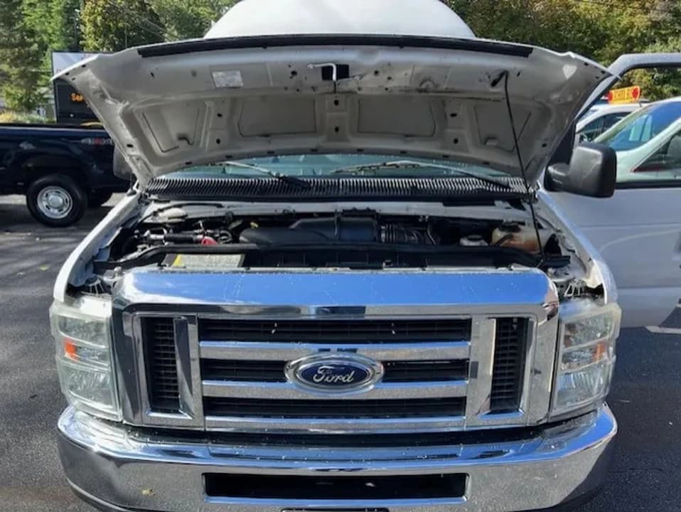 2009 Ford E350 Super Duty Passenger Van - Image 11