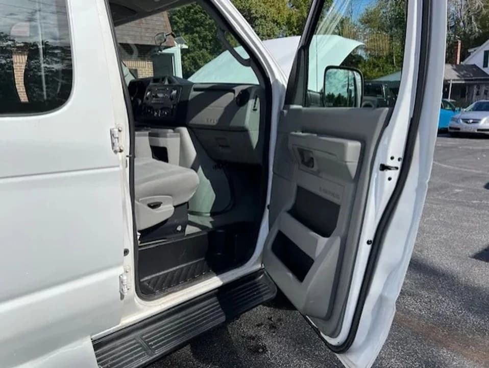 2009 Ford E350 Super Duty Passenger Van - Image 12