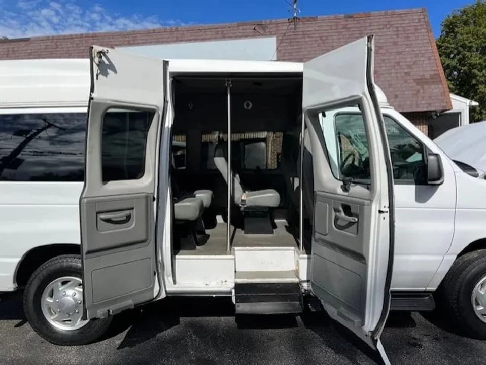 2009 Ford E350 Super Duty Passenger Van - Image 13