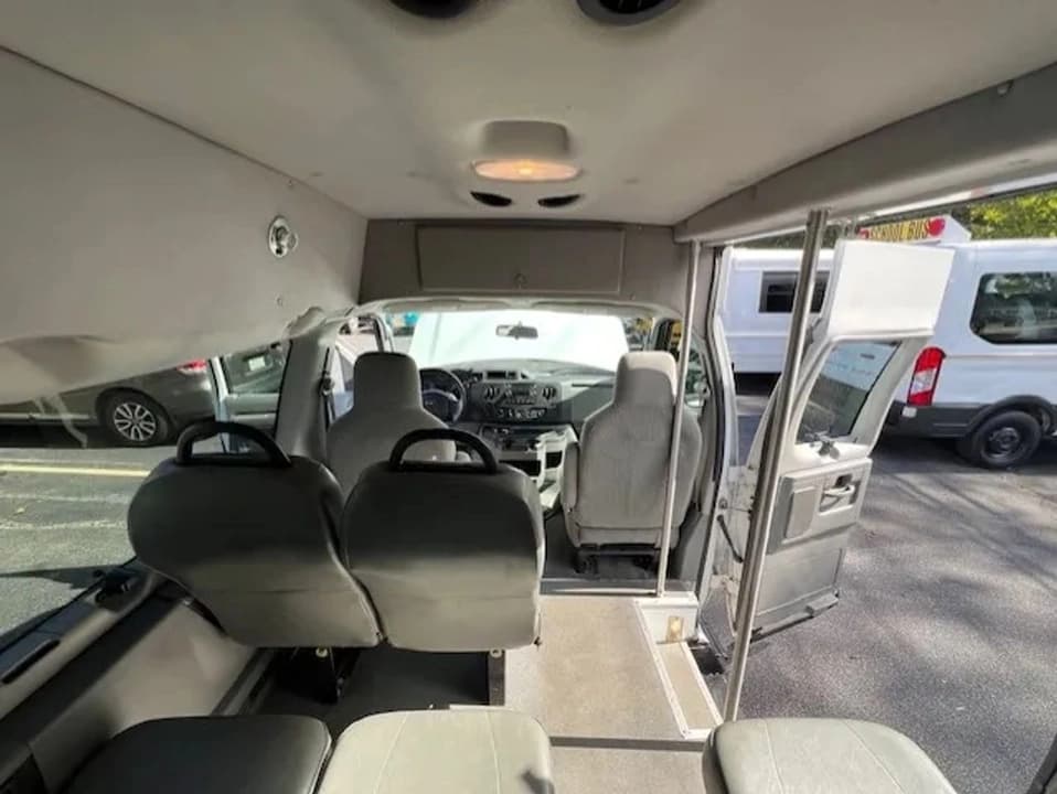 2009 Ford E350 Super Duty Passenger Van - Image 15