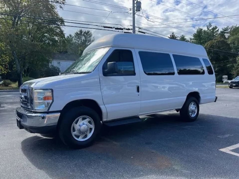 2009 Ford E350 Super Duty Passenger Van - Image 2