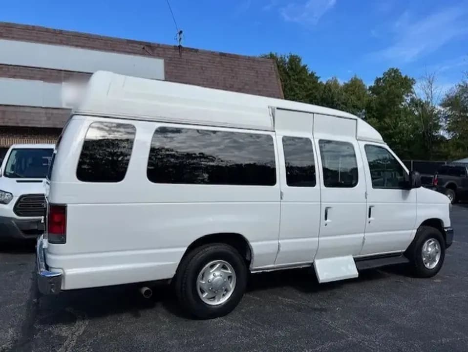 2009 Ford E350 Super Duty Passenger Van - Image 3