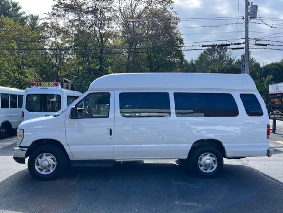 2009 Ford E350 Super Duty Passenger Van - Image 4