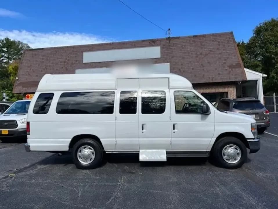 2009 Ford E350 Super Duty Passenger Van - Image 5