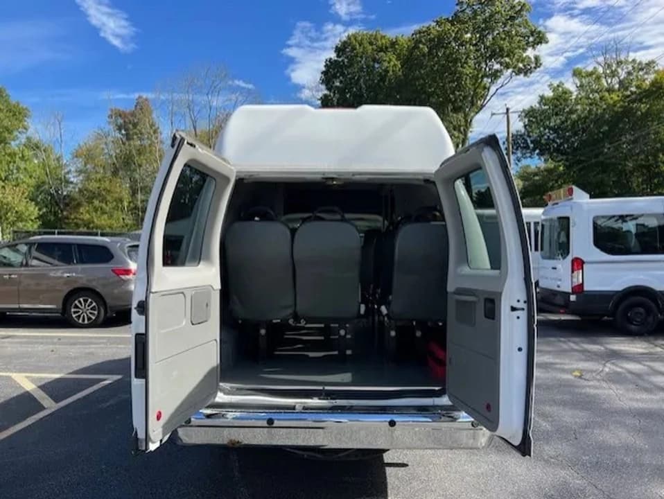 2009 Ford E350 Super Duty Passenger Van - Image 6