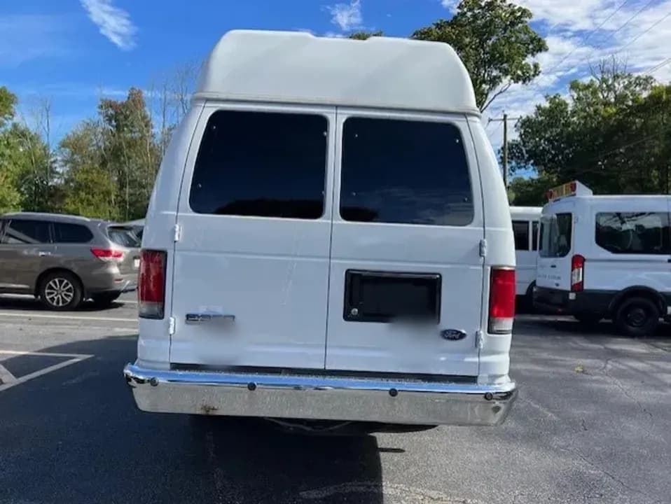 2009 Ford E350 Super Duty Passenger Van - Image 7