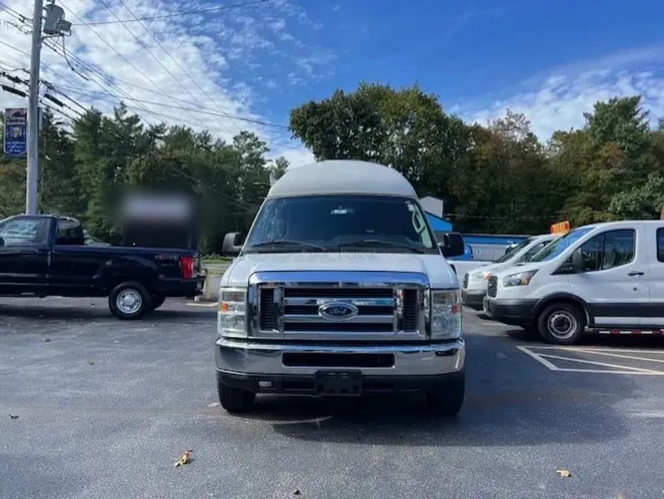 2009 Ford E350 Super Duty Passenger Van - Image 8