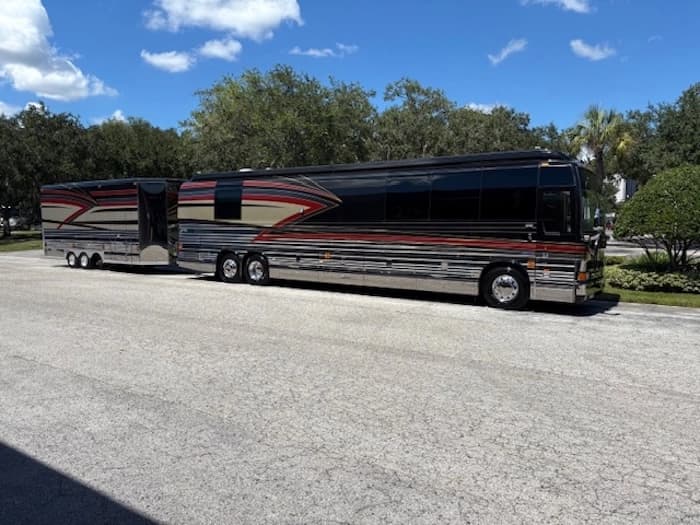 2005 Prevost Parliament XLII Motorhome - Image 1
