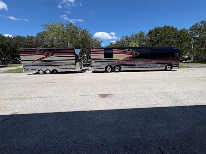 2005 Prevost Parliament XLII Motorhome - Image 2