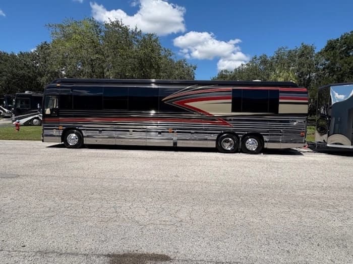 2005 Prevost Parliament XLII Motorhome - Image 12