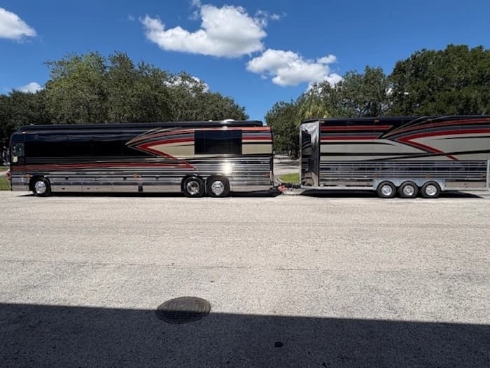 2005 Prevost Parliament XLII Motorhome - Image 14
