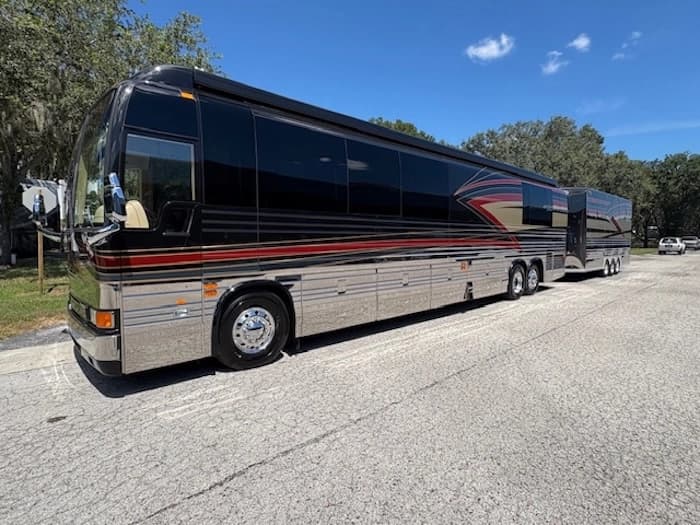 2005 Prevost Parliament XLII Motorhome - Image 16