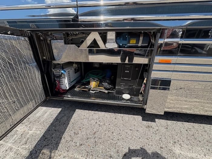 2005 Prevost Parliament XLII Motorhome - Image 19