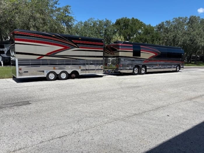 2005 Prevost Parliament XLII Motorhome - Image 3