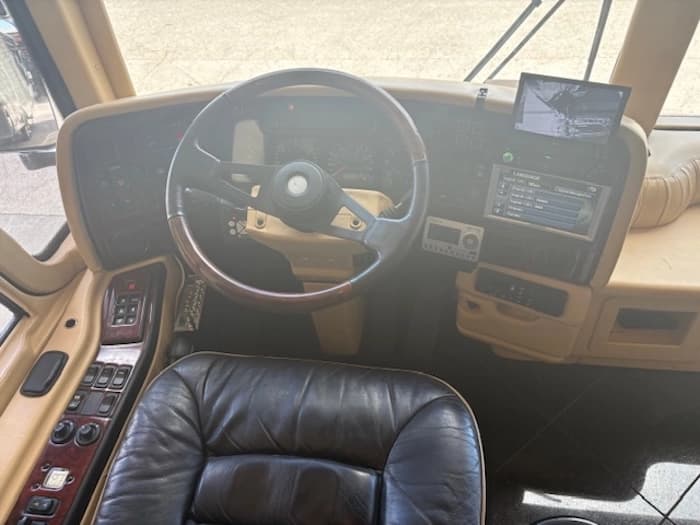 2005 Prevost Parliament XLII Motorhome - Image 23