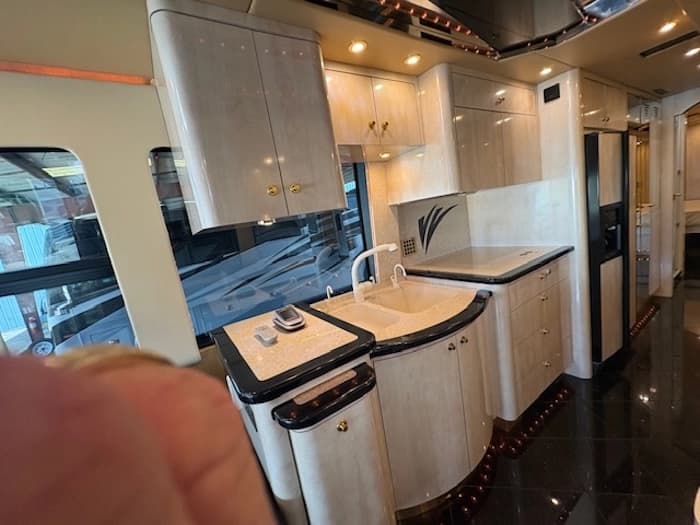 2005 Prevost Parliament XLII Motorhome - Image 26