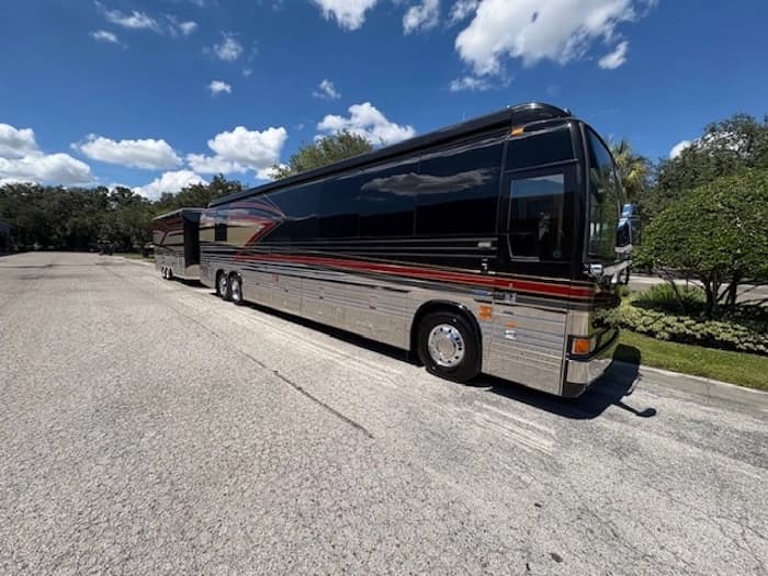 2005 Prevost Parliament XLII Motorhome - Image 4