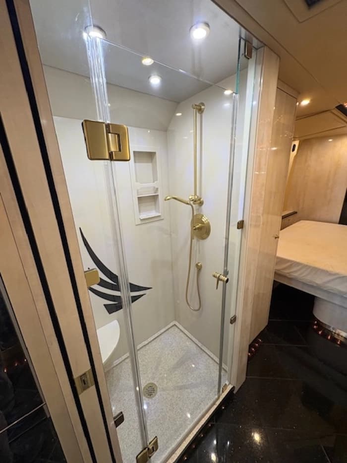 2005 Prevost Parliament XLII Motorhome - Image 33