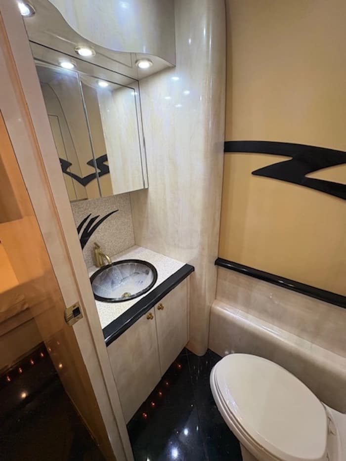 2005 Prevost Parliament XLII Motorhome - Image 34