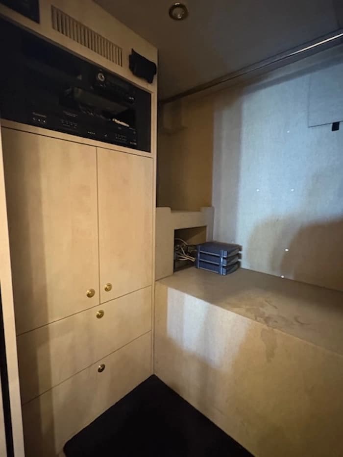 2005 Prevost Parliament XLII Motorhome - Image 37
