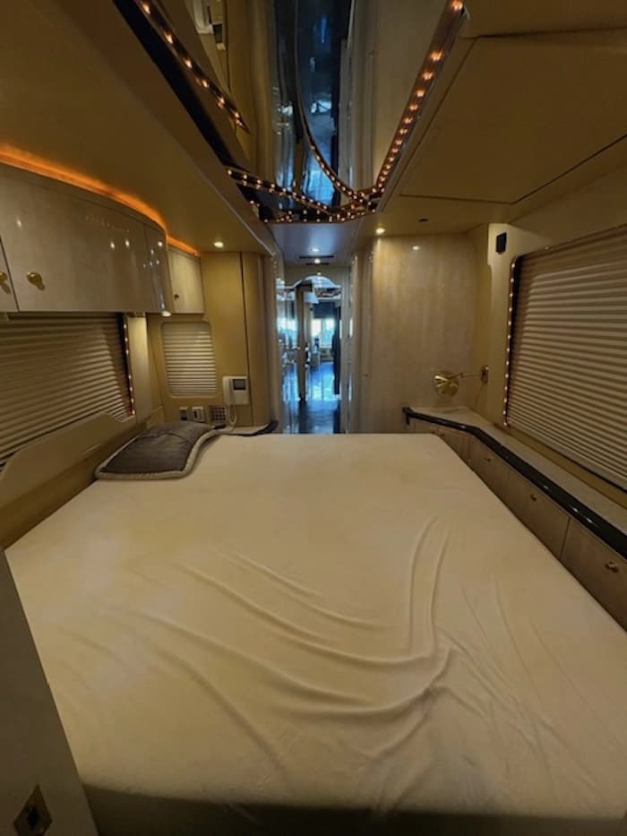 2005 Prevost Parliament XLII Motorhome - Image 38