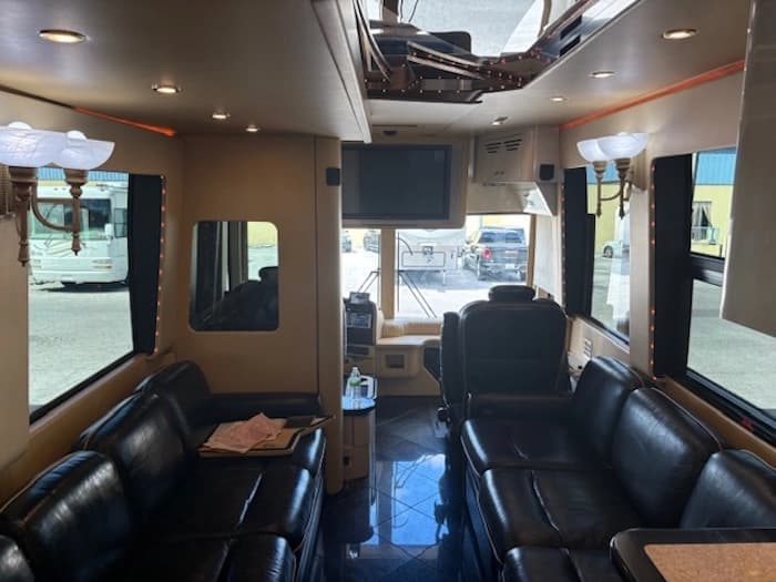 2005 Prevost Parliament XLII Motorhome - Image 39