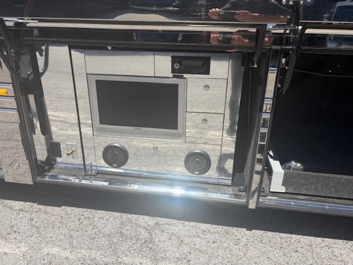 2005 Prevost Parliament XLII Motorhome - Image 6