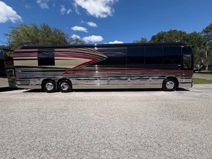 2005 Prevost Parliament XLII Motorhome - Image 10