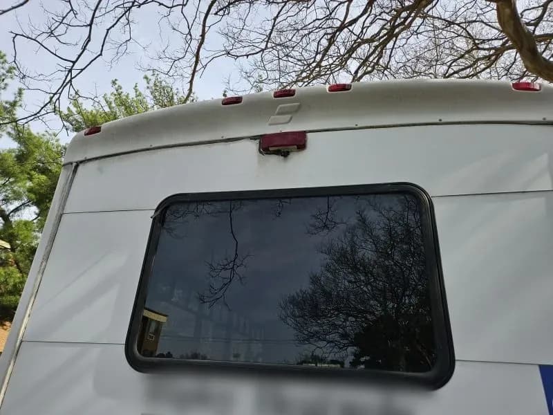 2008 Ford E450 Starcraft ADA Shuttle Bus - Image 3