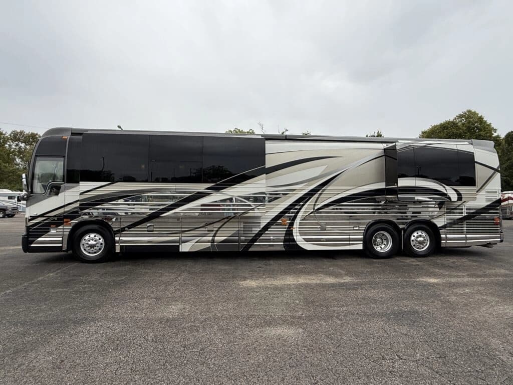 2007 Prevost XLII Motorhome - Image 2