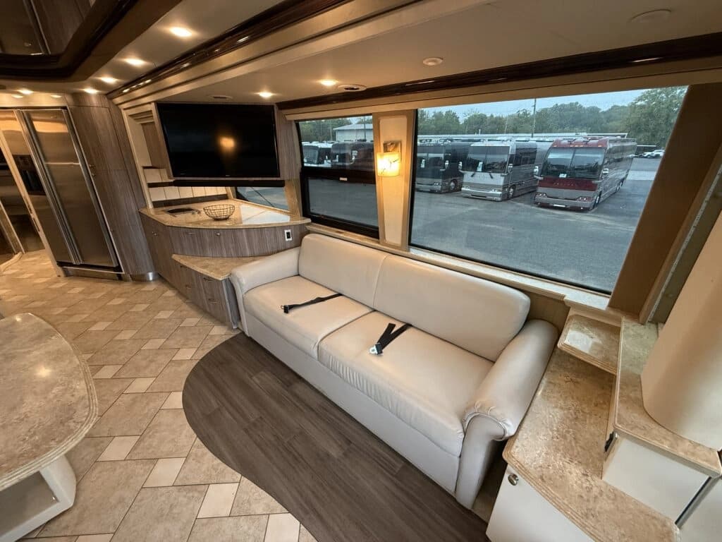 2007 Prevost XLII Motorhome - Image 11