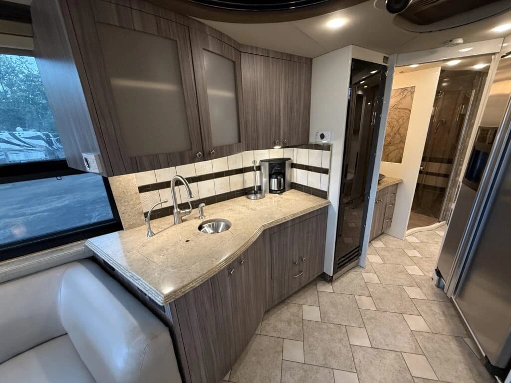 2007 Prevost XLII Motorhome - Image 13