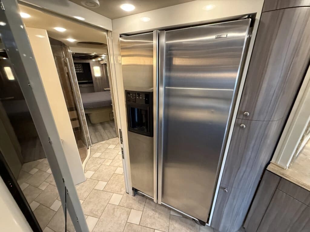 2007 Prevost XLII Motorhome - Image 15