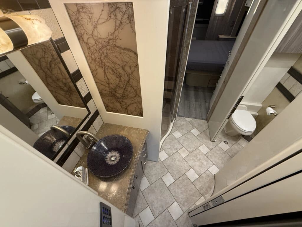 2007 Prevost XLII Motorhome - Image 17